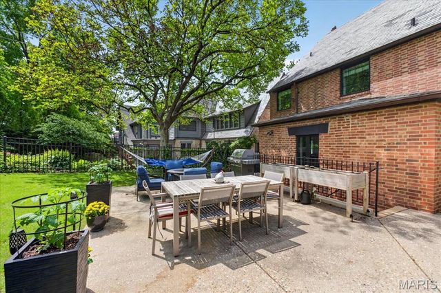 424 Oakley Drive, St Louis, MO 63105