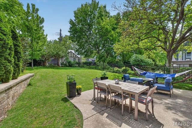 424 Oakley Drive, St Louis, MO 63105