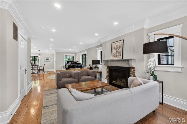 424 Oakley Drive, St Louis, MO 63105