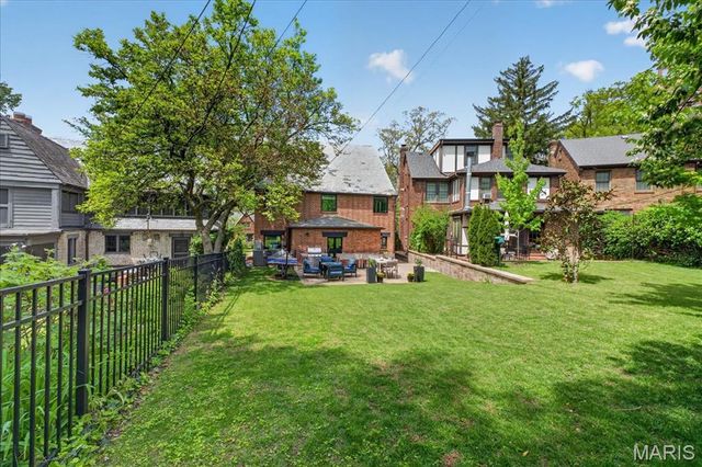424 Oakley Drive, St Louis, MO 63105