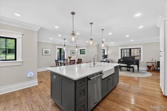424 Oakley Drive, St Louis, MO 63105