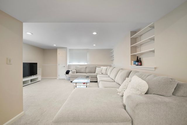 27 Hyacinth Drive, Nashua, NH 03062