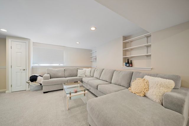 27 Hyacinth Drive, Nashua, NH 03062