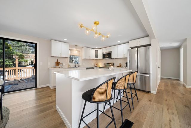 27 Hyacinth Drive, Nashua, NH 03062