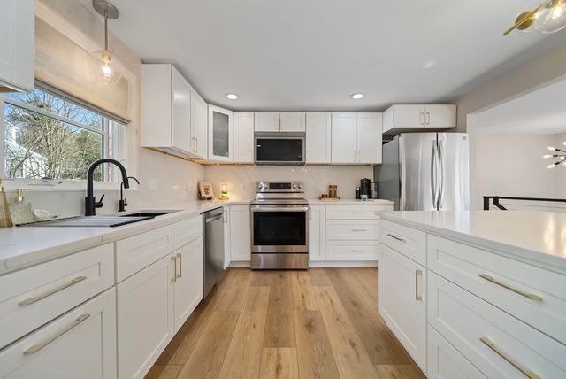 27 Hyacinth Drive, Nashua, NH 03062