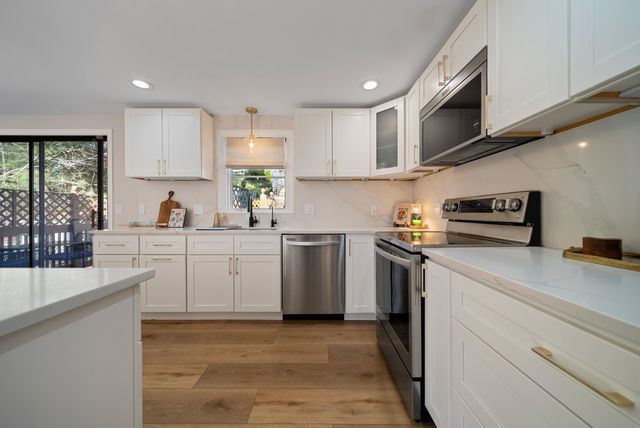 27 Hyacinth Drive, Nashua, NH 03062