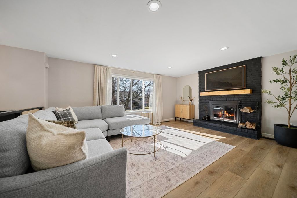 27 Hyacinth Drive, Nashua, NH 03062