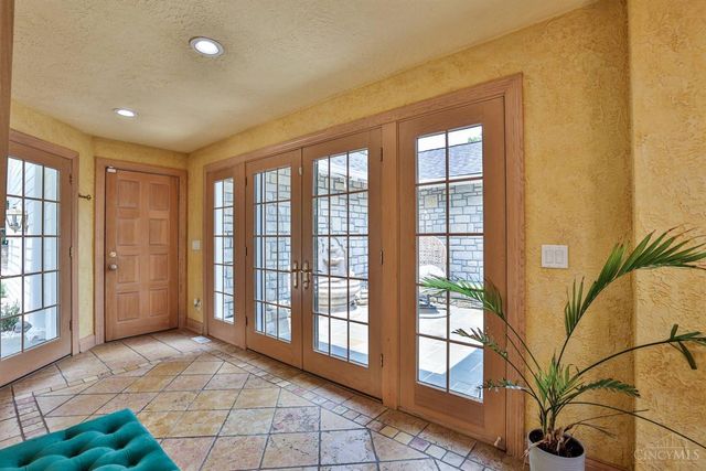 6220 Hawk Ridge Lane, Indian Hill, OH 45243