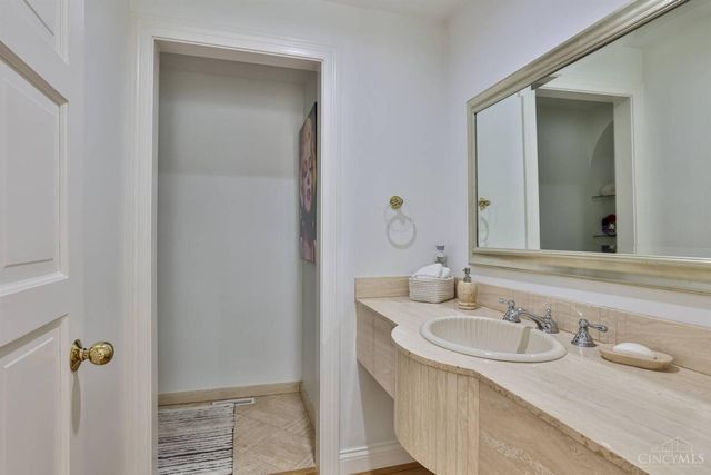 6220 Hawk Ridge Lane, Indian Hill, OH 45243