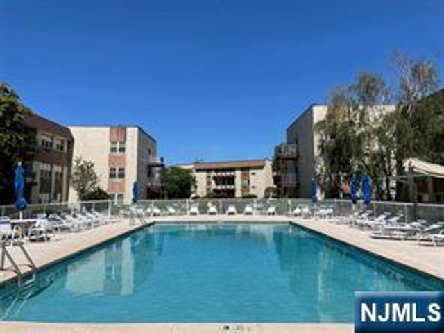 1111 River Road B11, Edgewater, NJ 07020