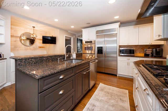 826 Larchlea Drive, Birmingham, MI 48009