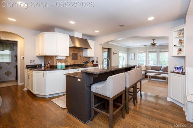 826 Larchlea Drive, Birmingham, MI 48009