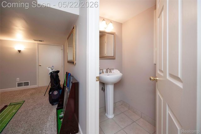 826 Larchlea Drive, Birmingham, MI 48009