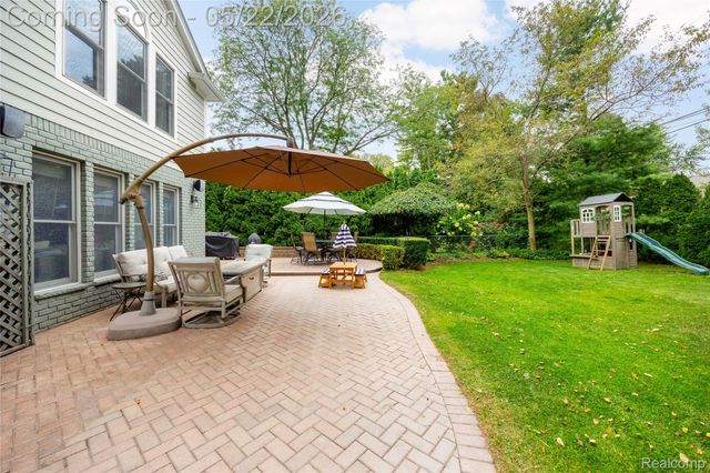 826 Larchlea Drive, Birmingham, MI 48009