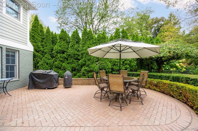 826 Larchlea Drive, Birmingham, MI 48009