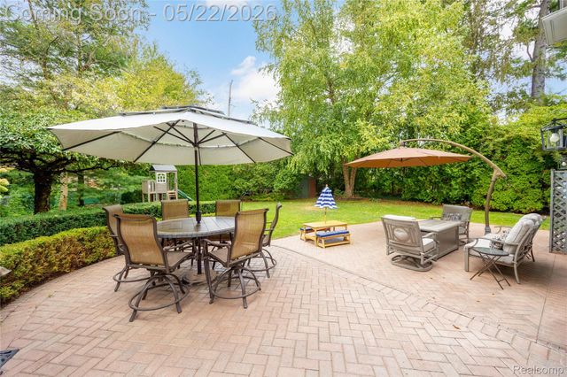 826 Larchlea Drive, Birmingham, MI 48009