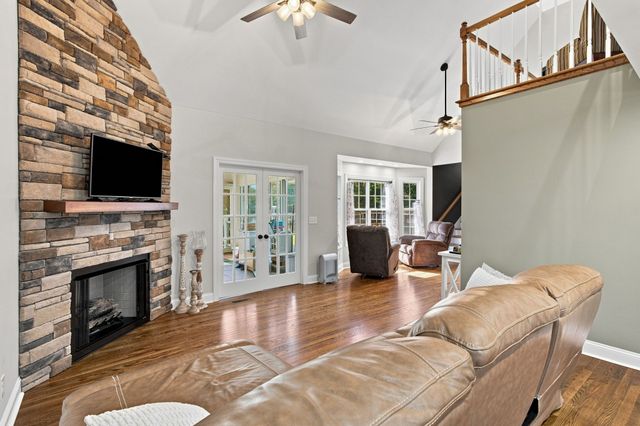 2053 Hickory Dr, Springfield, TN 37172