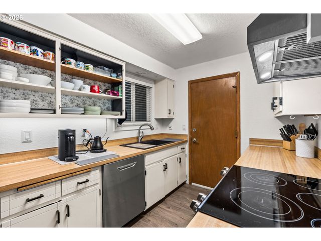 1590 SCANDIA St, Eugene, OR 97402