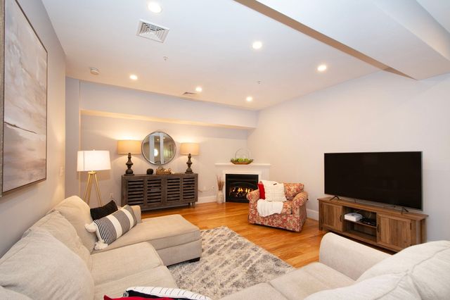 599 Washington St 9, Pembroke, MA 02359