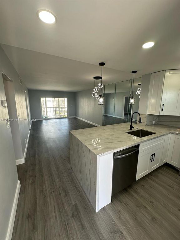 220 SW 9th Ave 406, Hallandale Beach, FL 33009