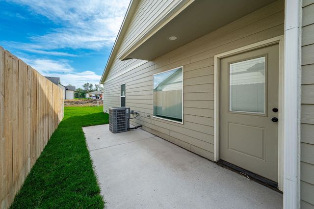 613 E Briarbrook Ln, Park City, KS 67147
