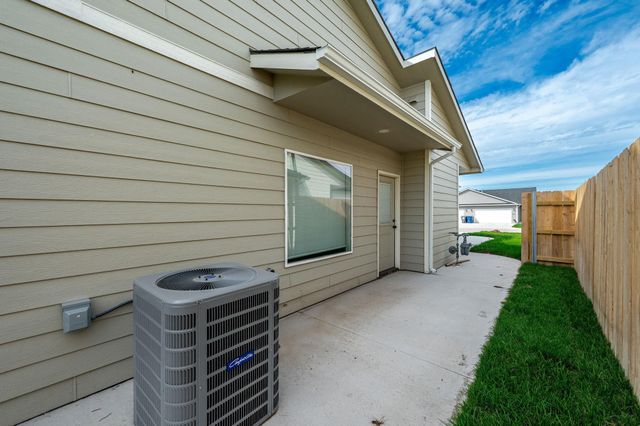 613 E Briarbrook Ln, Park City, KS 67147