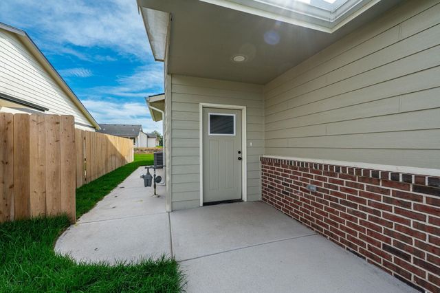 613 E Briarbrook Ln, Park City, KS 67147