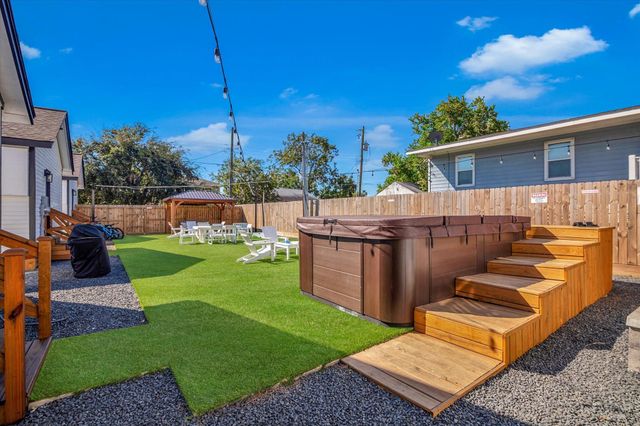 5301 Avenue M, Galveston, TX 77551