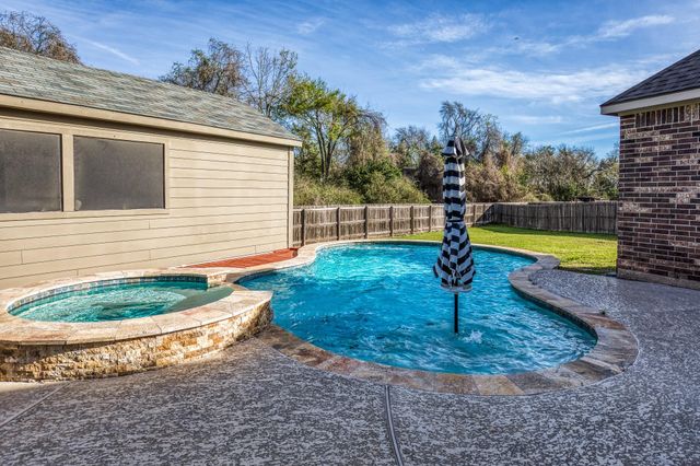 1827 Basin Trail, Brenham, TX 77833