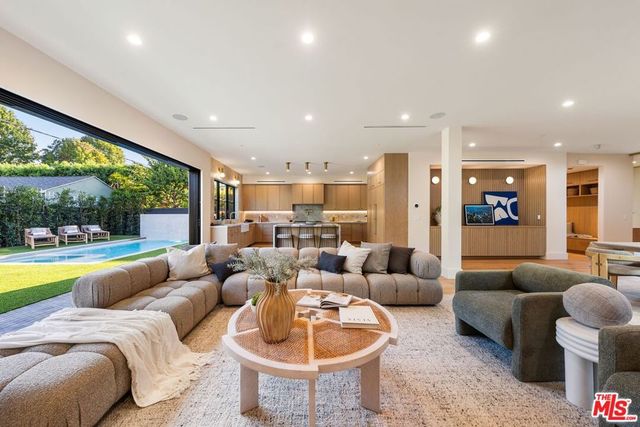 11500 Kingsland Street, Los Angeles, CA 90066