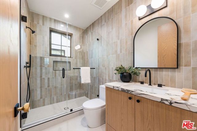 11500 Kingsland Street, Los Angeles, CA 90066