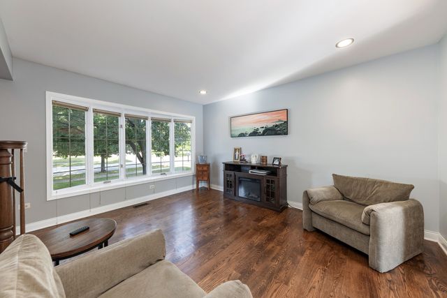 1221 Monmouth Drive, Lemont, IL 60439