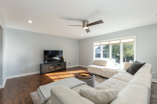 1221 Monmouth Drive, Lemont, IL 60439
