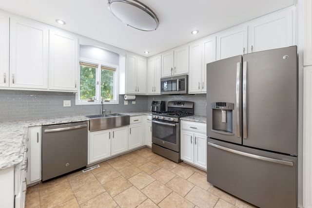 1221 Monmouth Drive, Lemont, IL 60439