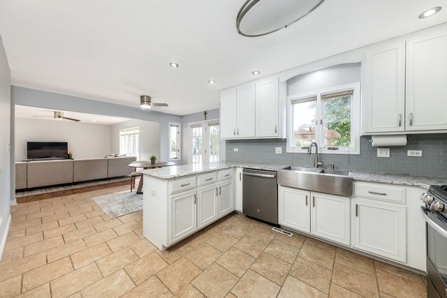 1221 Monmouth Drive, Lemont, IL 60439
