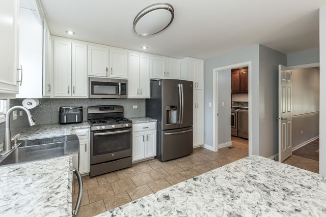 1221 Monmouth Drive, Lemont, IL 60439