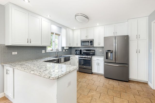 1221 Monmouth Drive, Lemont, IL 60439