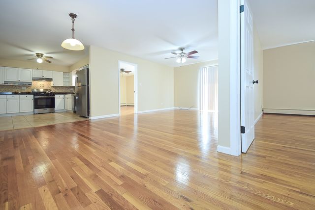 8999 Kennedy Drive 2C, Des Plaines, IL 60016