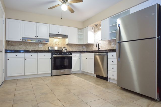 8999 Kennedy Drive 2C, Des Plaines, IL 60016