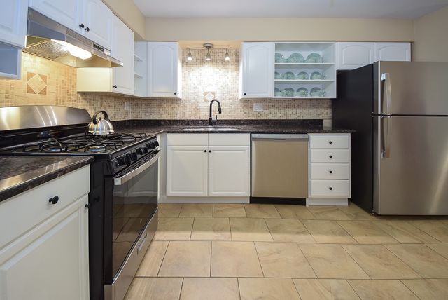 8999 Kennedy Drive 2C, Des Plaines, IL 60016