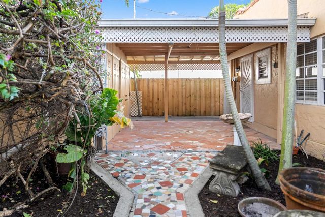 735 Colonial Road, West Palm Beach, FL 33405