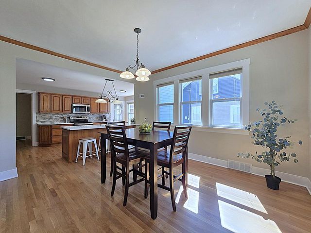 215 Randall PLACE, Elkhorn, WI 53121
