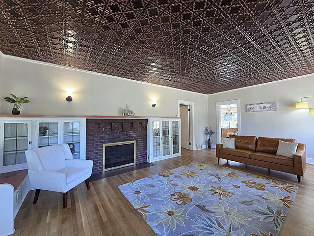 215 Randall PLACE, Elkhorn, WI 53121