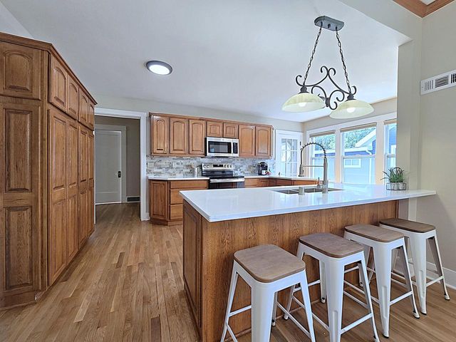 215 Randall PLACE, Elkhorn, WI 53121