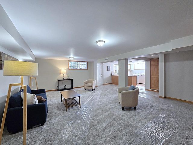 215 Randall PLACE, Elkhorn, WI 53121