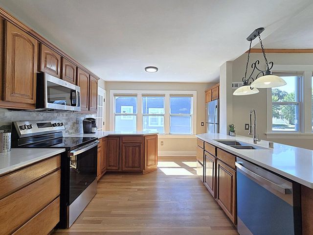 215 Randall PLACE, Elkhorn, WI 53121