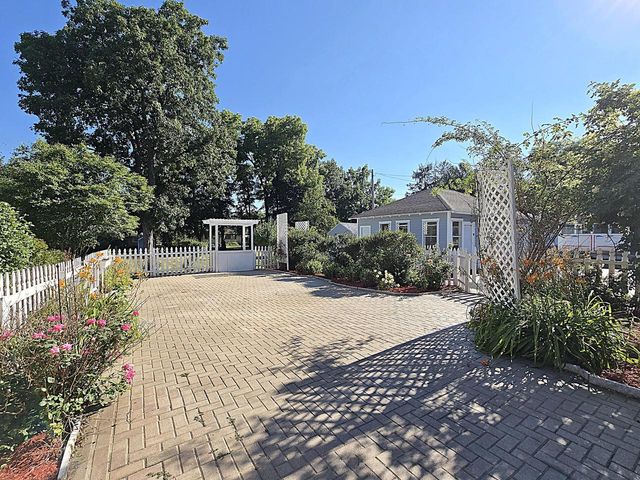 215 Randall PLACE, Elkhorn, WI 53121