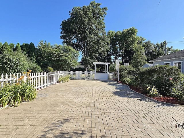 215 Randall PLACE, Elkhorn, WI 53121