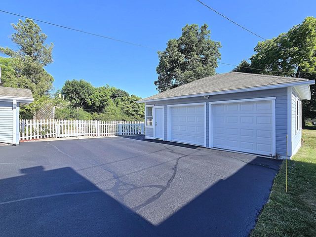 215 Randall PLACE, Elkhorn, WI 53121