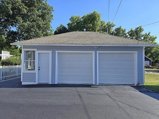 215 Randall PLACE, Elkhorn, WI 53121